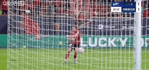 阿奇姆蓬手球，艾堃不判点球。马纳法手球，麦麦提江不判点球，评议组还说请教国际足联