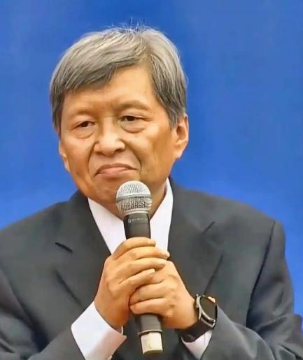 “中国的教科书里全是外国人！中国教育再不改变就真的晚了，”6月5日，王树国校长说