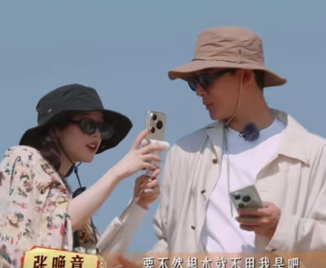 张晚意帮张雅琪拍照，他给张雅琪情绪价值拉满，结果就是不出片，张雅琪：“哥，你帮我