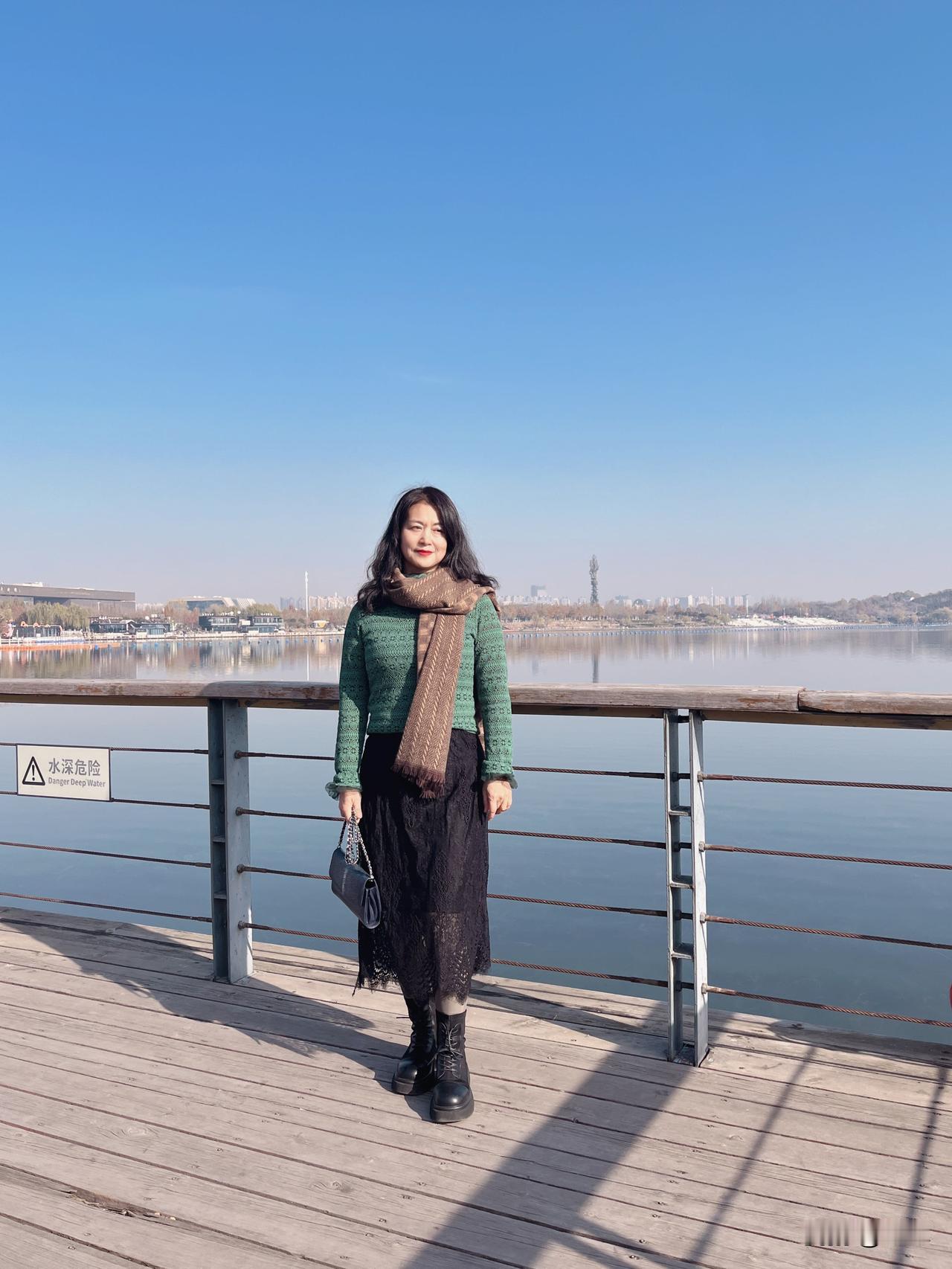 不知道啥毛病，这两天总想扔点衣服。这几天打开衣橱看着满厨子的衣服，心里就烦，