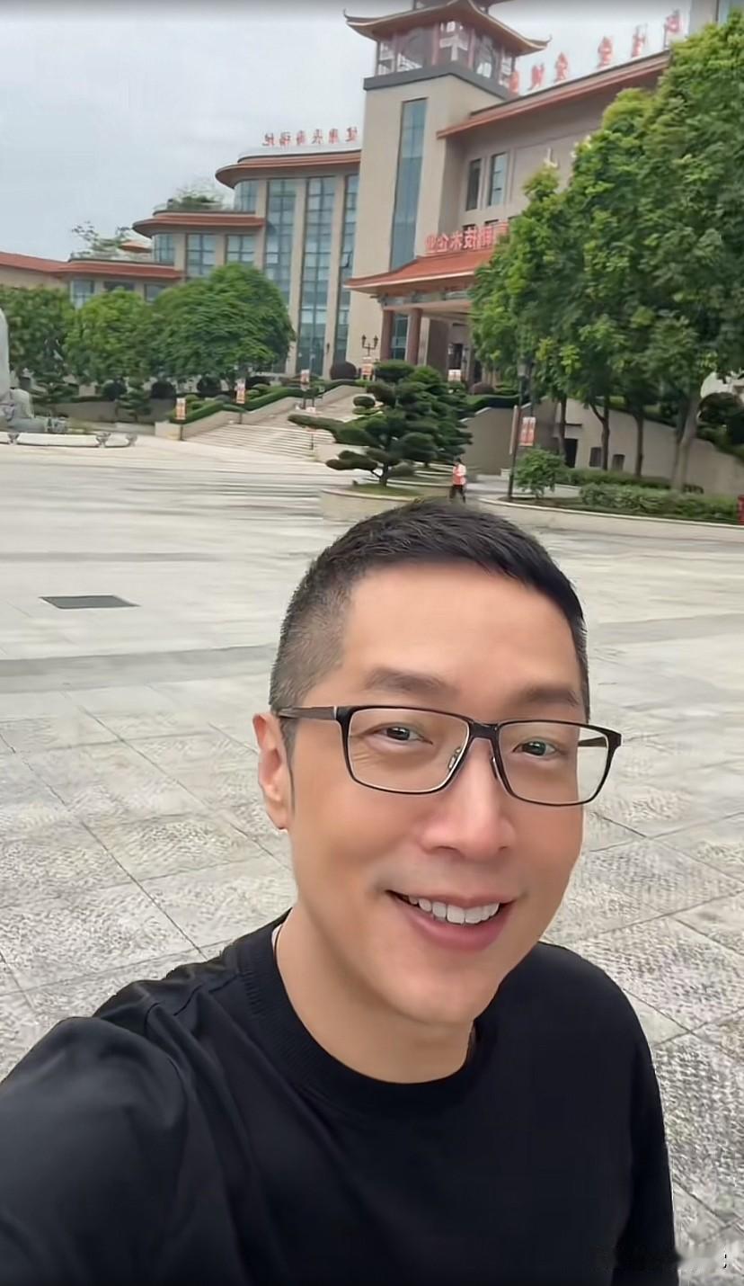 香港明星马浚伟来到广东云浮产业园工厂工作，他说：我要在这里工作5天，然后回深圳，