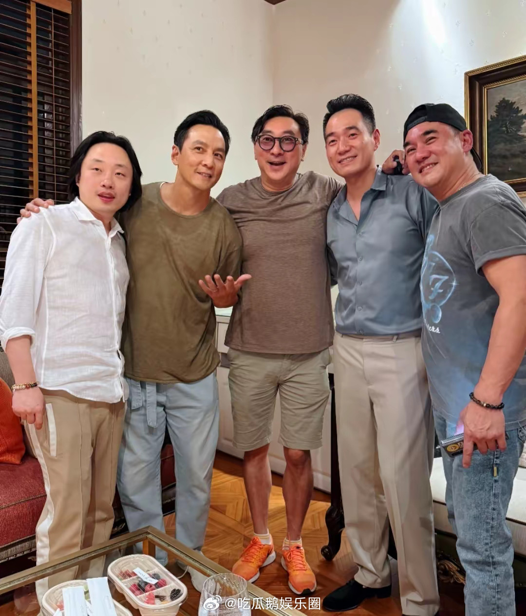 吴彦祖吴大维为好友庆生，好友系是秦舒培前夫，大合照站C位！！！​​​