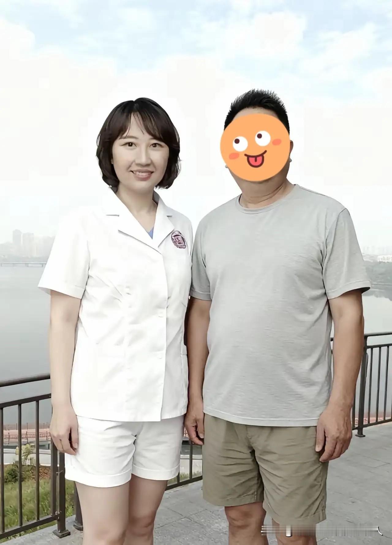 其实仔细看，曾医生也算是大妈级别的人了，但架不住长了张国泰民安的脸，看着就讨喜！