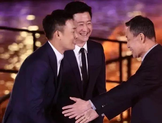 张译刚捧完金鸡，转身给82岁老太太下跪！流量们脸疼吗？跪下的那秒，全场闪光灯