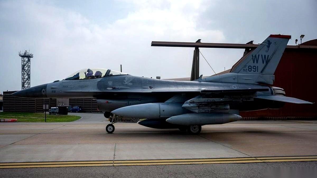 我勒个去！大过年的，阖家欢乐的日子，驻韩美军F16居然跑到黄海边上撩我们？真是嫌