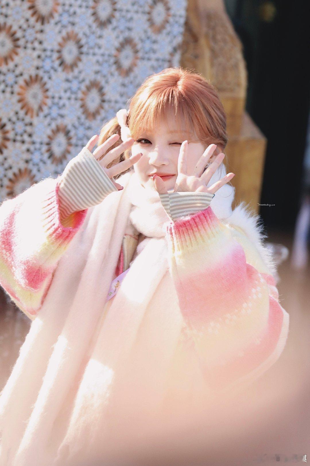 单侧马尾造型令人惊艳，配上亮眼的发饰，活力又可爱，满满的少女感，不愧是宠粉满级的