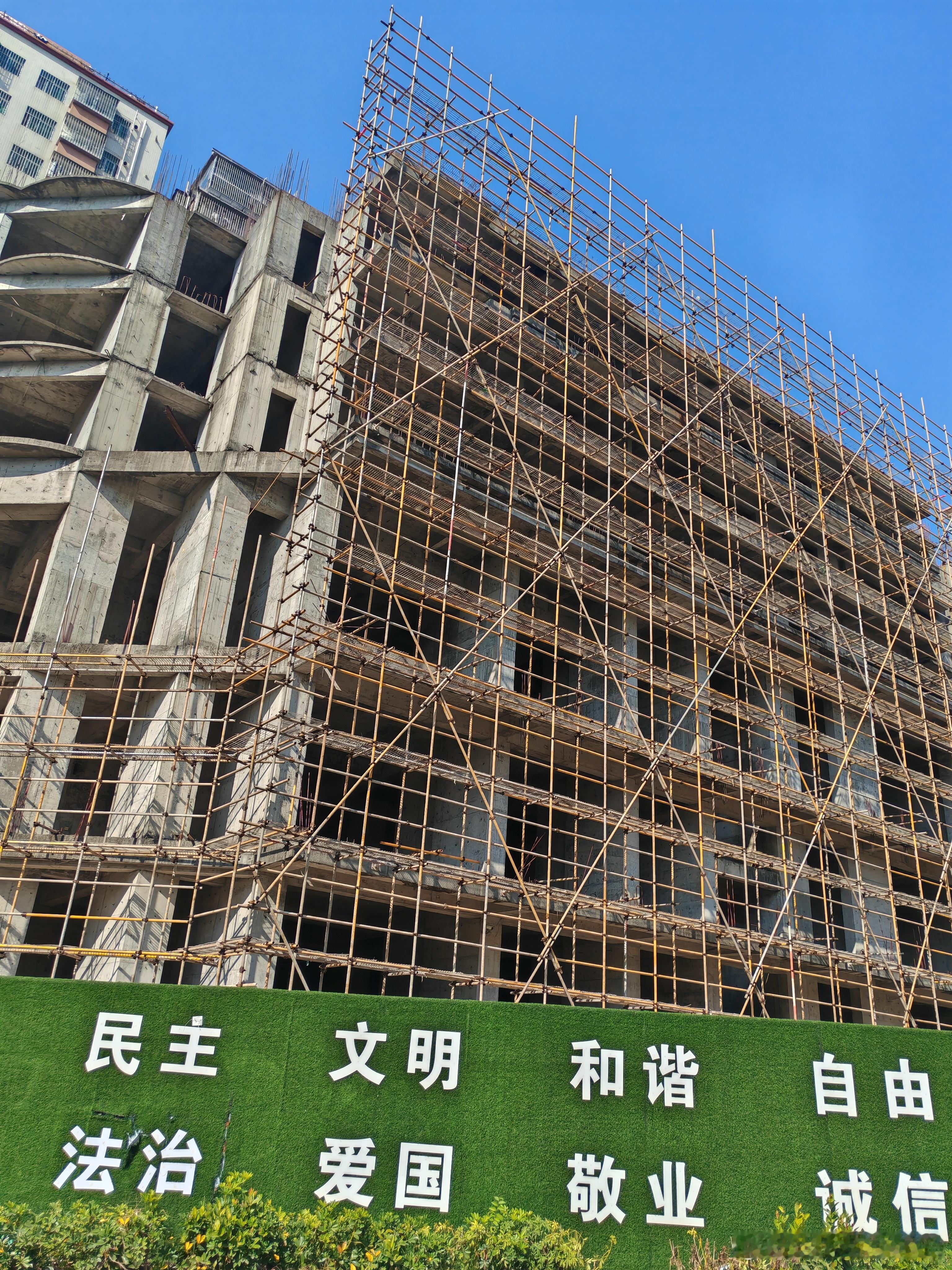 这个烂尾楼属于违建，最近发现弄了脚手架，是要改成保障房吗？