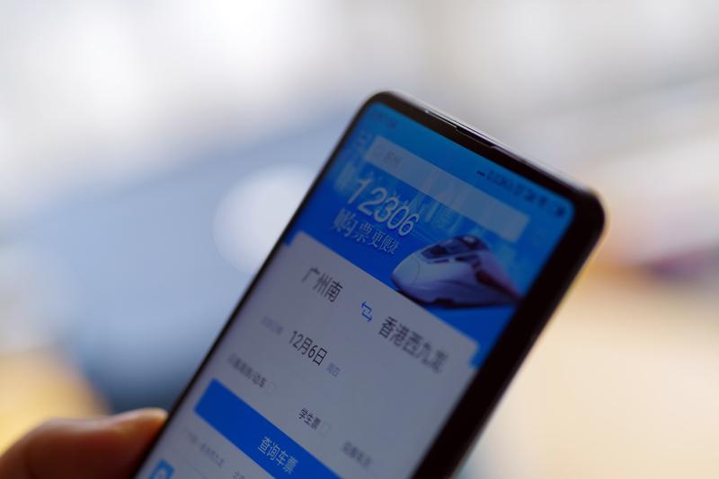 12306这玩意儿，真是让人又爱又恨。好用的地方那是相当明显，它让咱买票不用再去