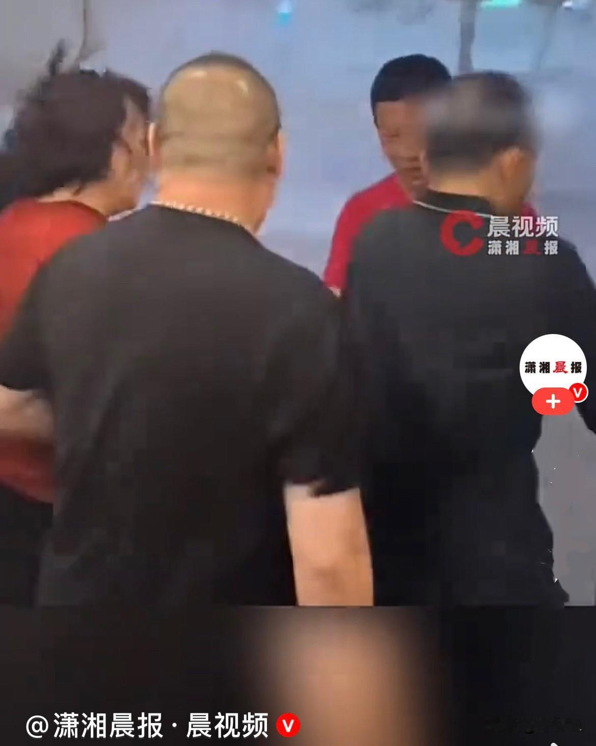 近日，河北石家庄突遇极端强对流天气，狂风裹挟着暴🌧️倾泻而下，雨势大到地面仿佛