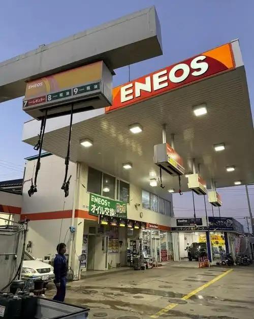 日本油价飙到190日元，政府急了眼：补贴！但这事没那么简单！日本这回是真坐不