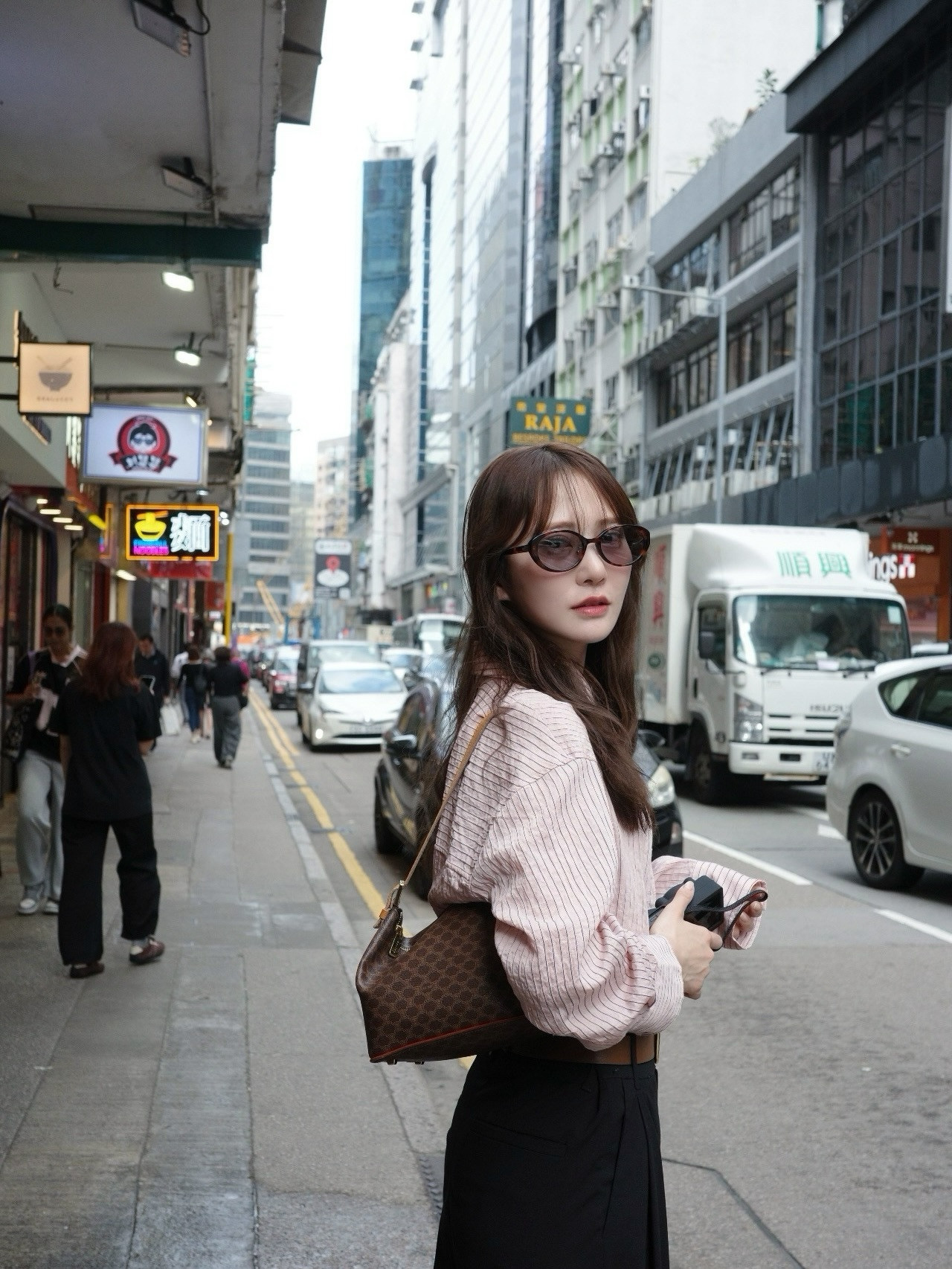 加藤史帆🐻「街へ！ゆく！hongkongchagee」　shihogram