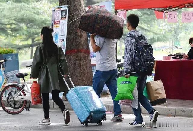 当孩子上了大学后，家长的心理、状态和生活完全变成了另外一个样子，落差不是一般的大