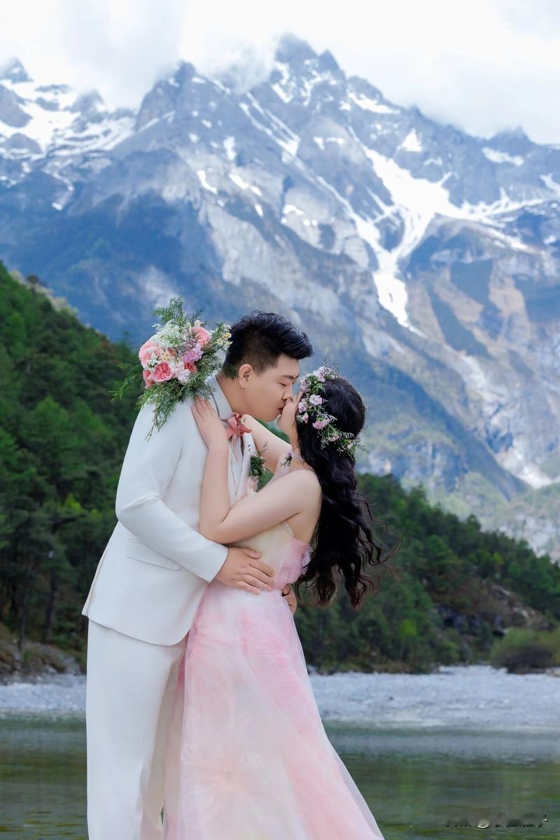 家人们谁懂啊！霍家又办大事了！霍启仁妻子突然甩出婚礼现场照，别人豪门婚礼比钻戒比