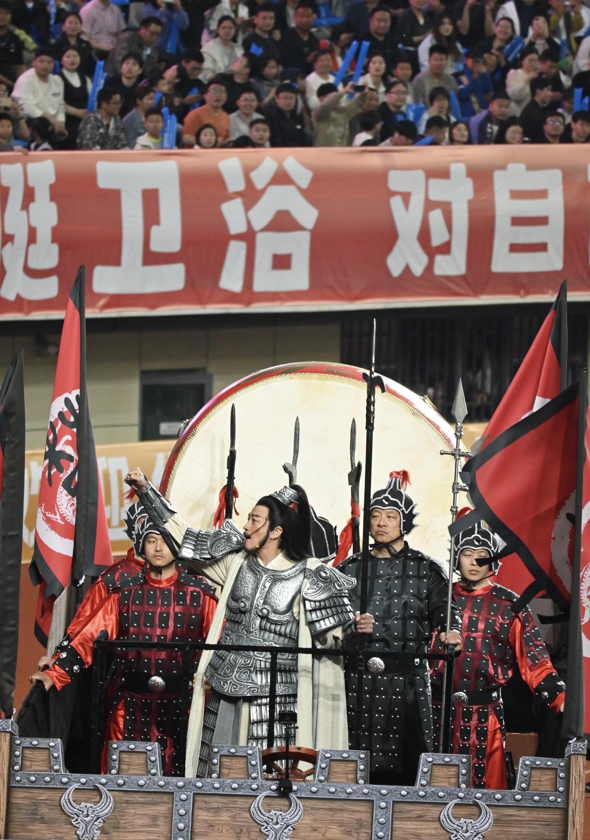 何润东在宿迁的地位，相当于刘涛在闽南的地位，只要他不塌房，就衣食无忧，他居