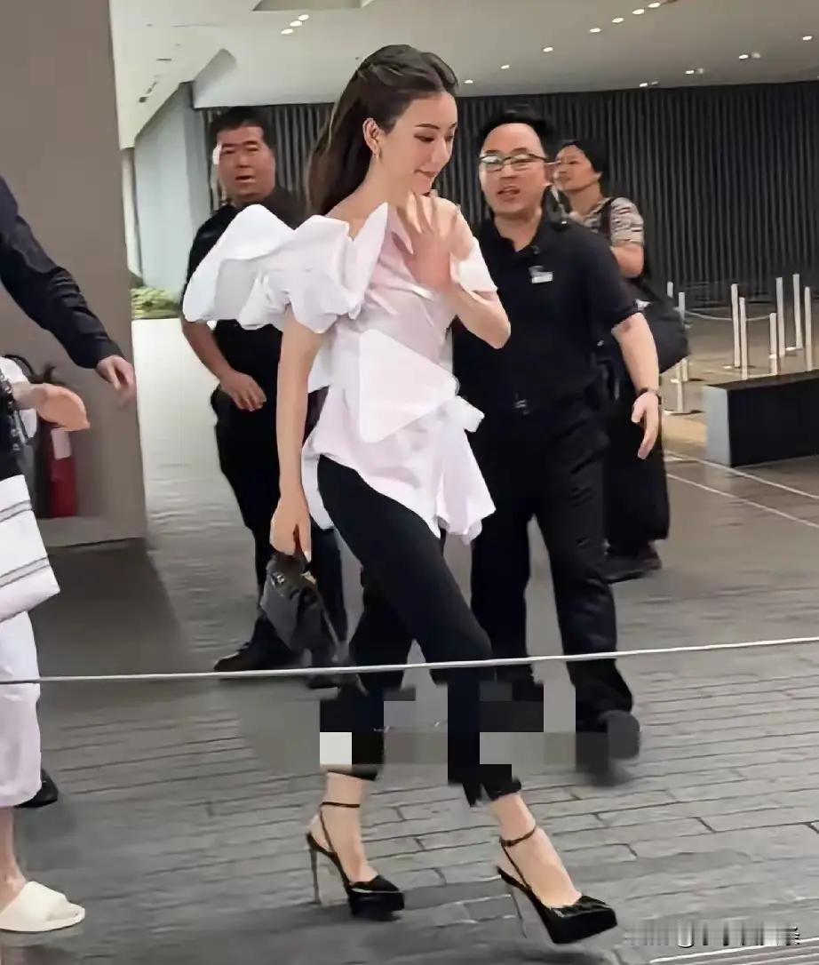 大型尴尬现场！方媛时装展采访闹笑话，定居香港多年还需要专人翻译。9月1日，方