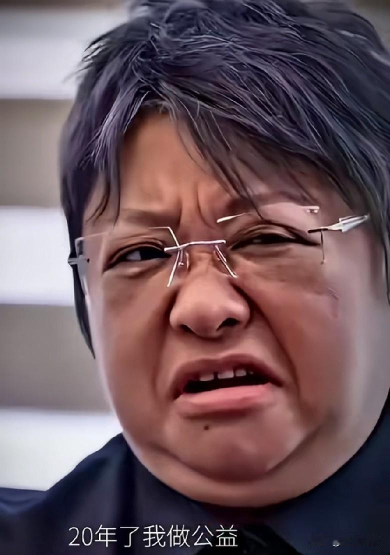 “爱谁谁谁！”这表情，这眼神，这语气，这动态，这话术，浑然天成无可挑剔，真的把月