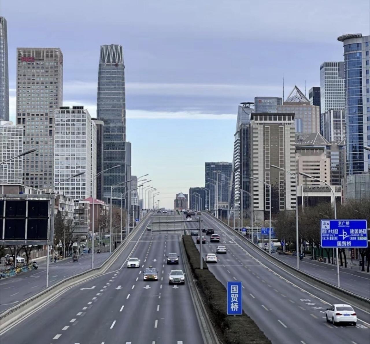 北京过年的时候街上基本没人，外地的都回家了！所以公交也有座，开车也不堵！饭店也没