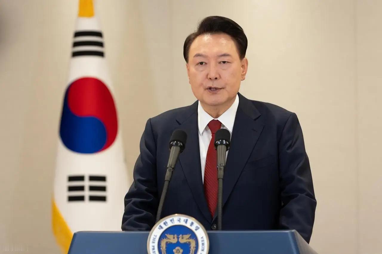 七个人开会、两分钟之差、七年牢狱！尹锡悦这笔账，韩国法院算得太狠了韩国最高法