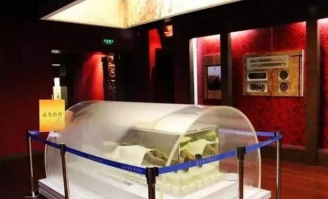 2002年盛夏，连云港海州区双龙村，一台挖掘机正在修路，铲斗忽然变沉，卡住了。