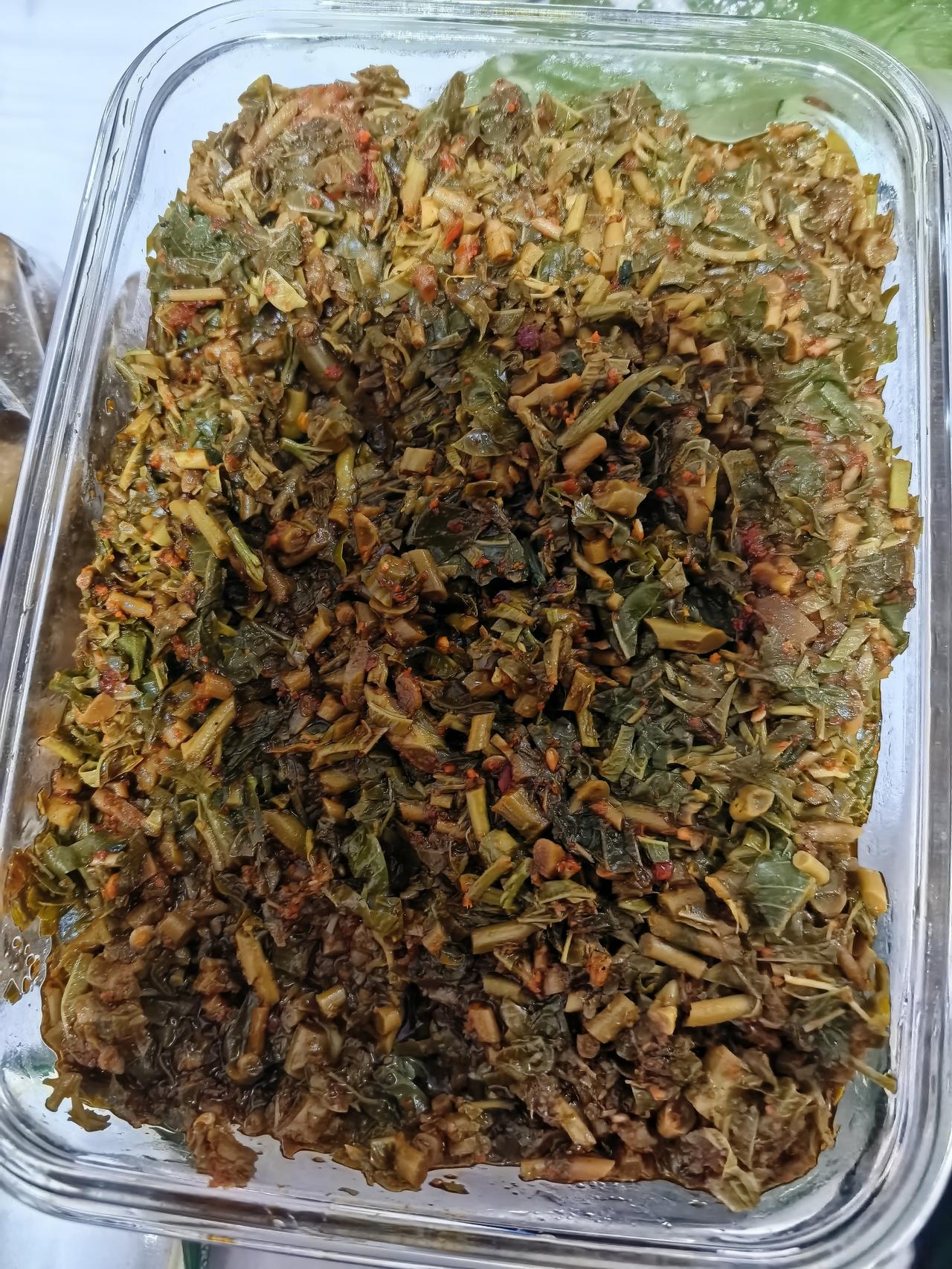 🌿一口香椿酱，锁住整个春天的鲜香春天的味道，藏在这盒红油鲜亮的香椿酱里。我