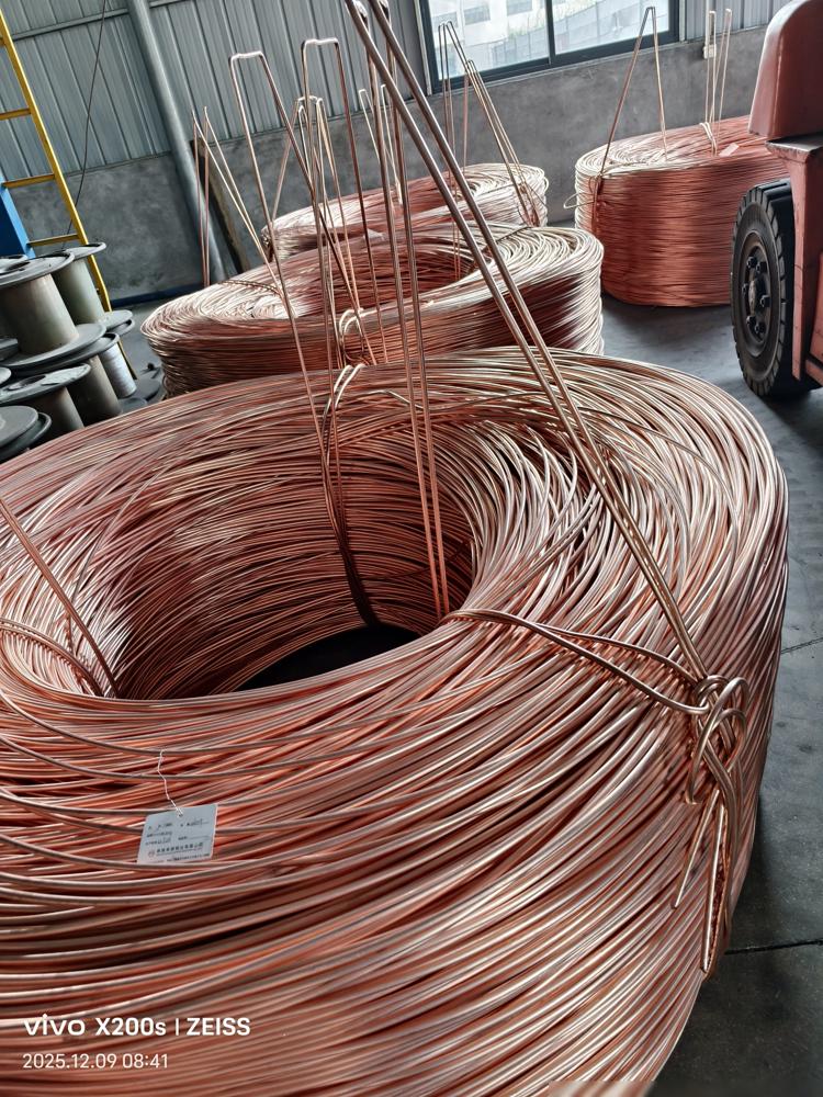 铜价涨到九万多一吨，今天厂里买了十几吨铜，老板说是为了完成以前的合同订单，由于铜