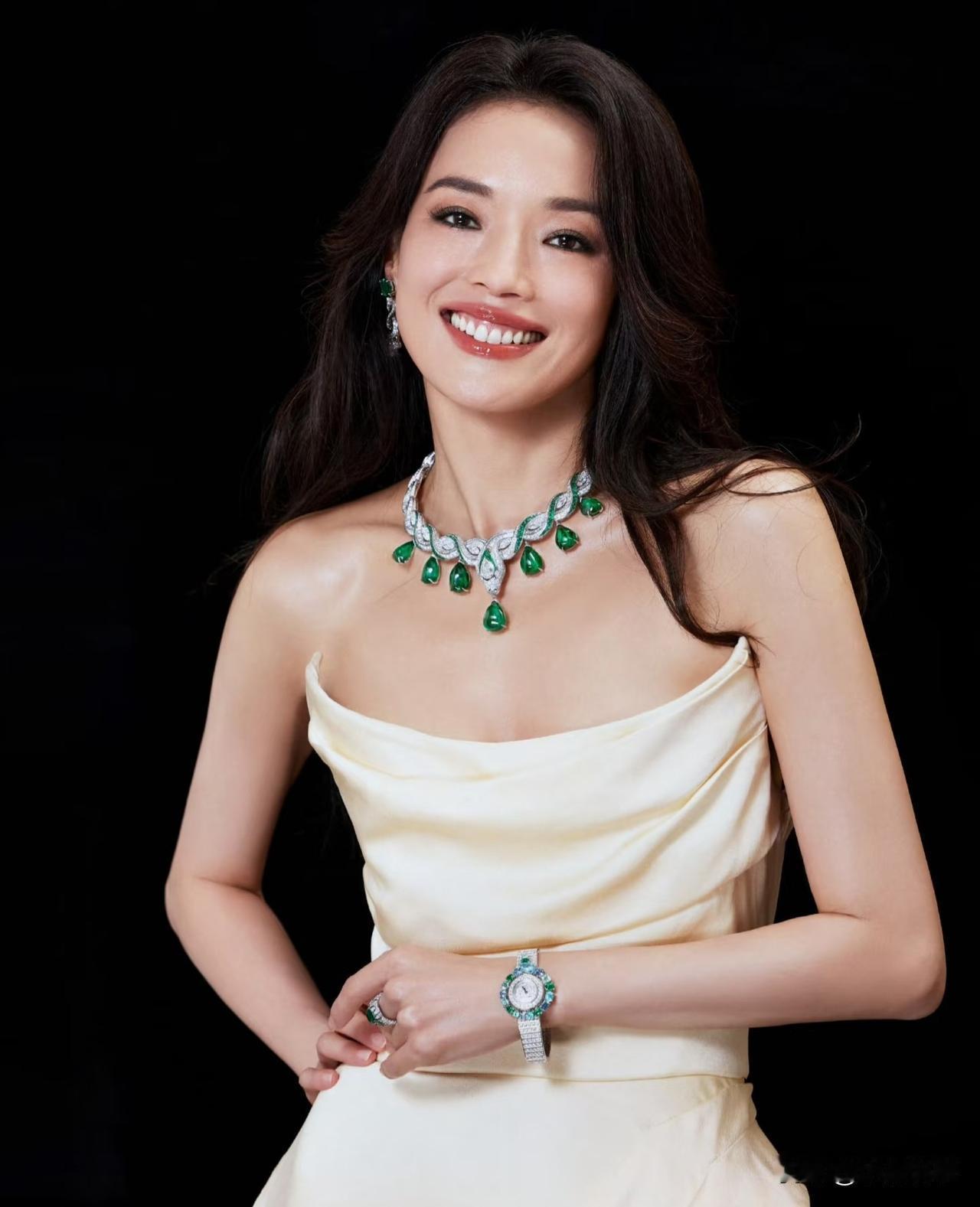 舒淇，49岁，为了要个孩子，整整停工一年。结果呢？没怀上。台上那个戴着翡翠