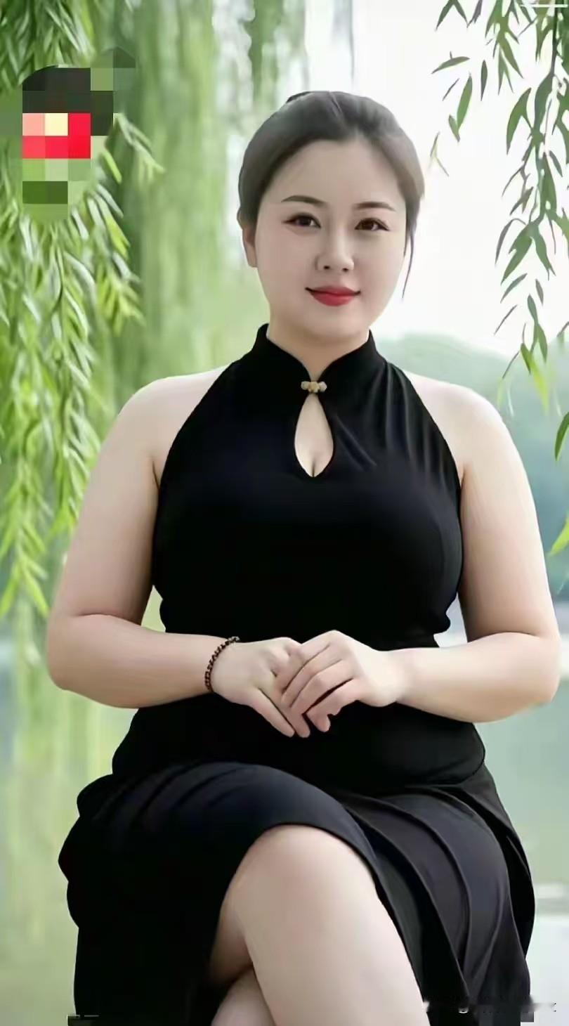 苏幕遮·柳畔柳丝柔，波影翠。一袭玄衣，暗挽清光里。浅笑盈盈眉黛细，静