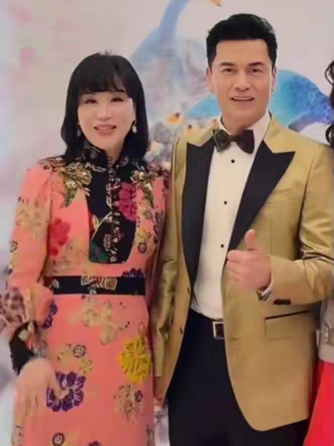 吕良伟的老婆杨小娟，不查不知道，一查才知不简单。她毕业于北京大学经济系，