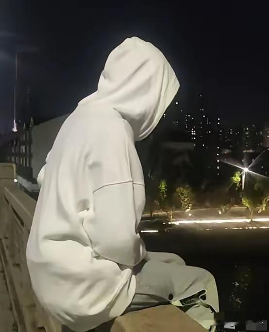 一女子想跳河自尽，被一大哥拦下：反正你也想不开。大哥说：你死了太可惜了，不如成全