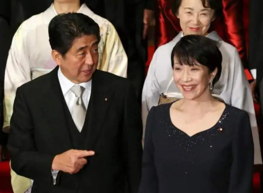 日本媒体爆出惊人猛料，高市本想派军舰助美参战，岂料被安倍晋三的绝对心腹直接推门当