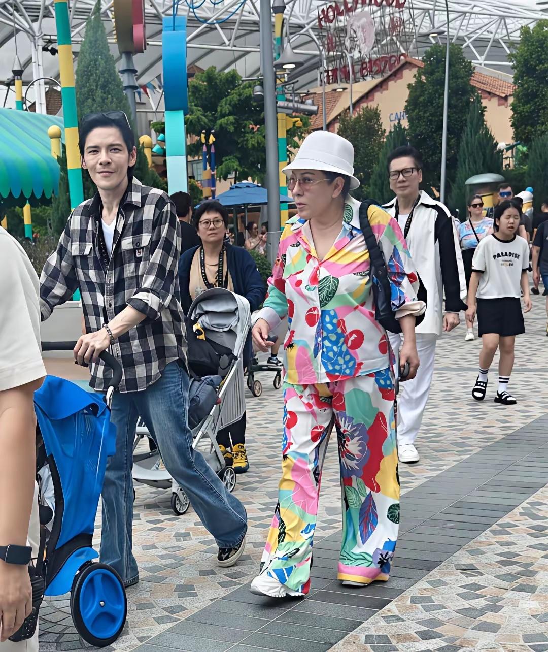 近日，向佐一家六口现身新加坡，他带着老婆孩子和爸爸妈妈游玩，在环球影城被偶遇的画