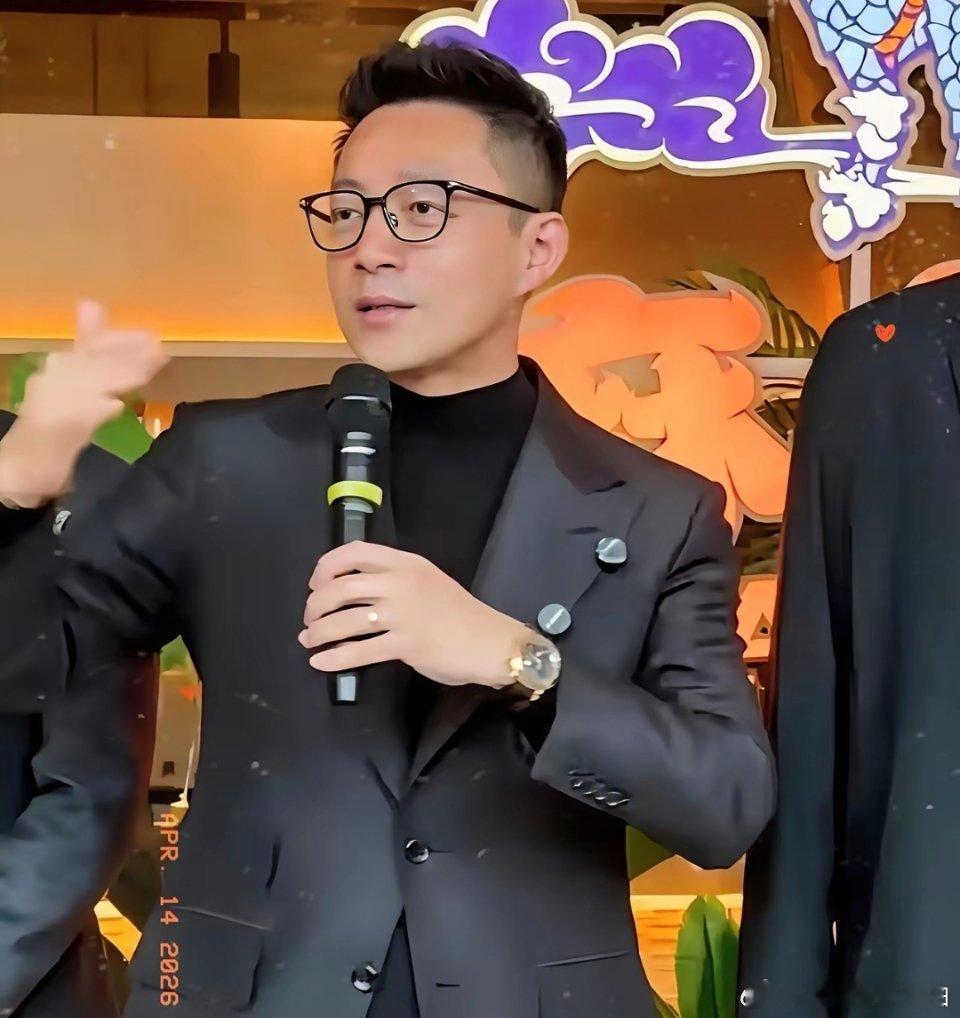 汪小菲这次算是彻底把亲妈张兰给得罪透了。“搞直播、立人设、全是为了赚钱。”这话从