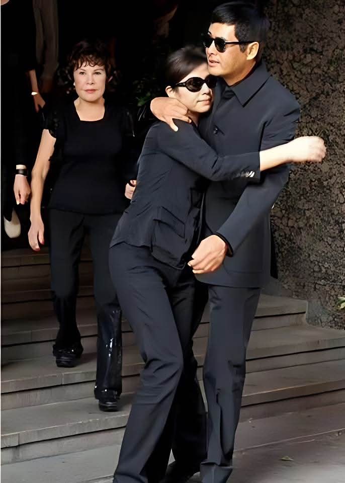 这张照片发生在2007年的香港。照片中，钟楚红依偎在周润发怀里痛哭，可以看出她当时的无助与悲伤。当时