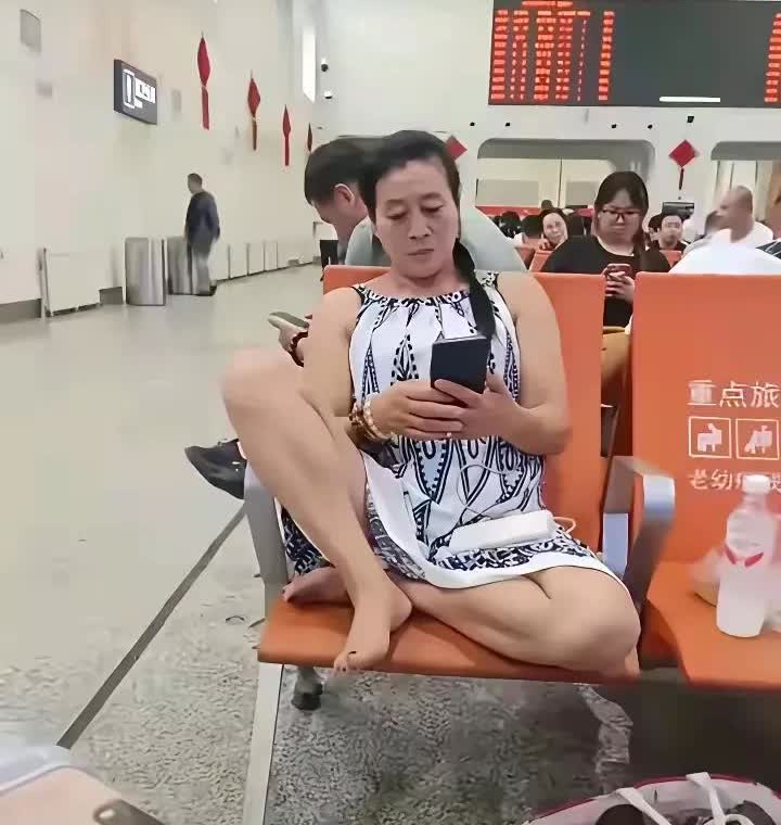 “太缺德了”有一名男子到车站乘车，在候车大厅看到一位大妈把双脚踩在座位上，这名大