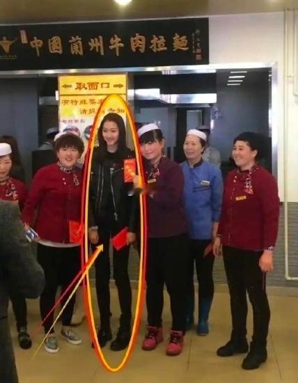 原来现实里的关晓彤长这样，没开美颜也没加滤镜