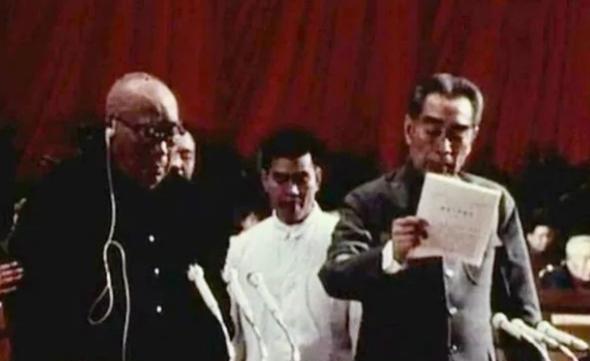 1975年，周总理最后一次做政府报告，89岁的朱老总非要站立作陪，周总理病魔缠身