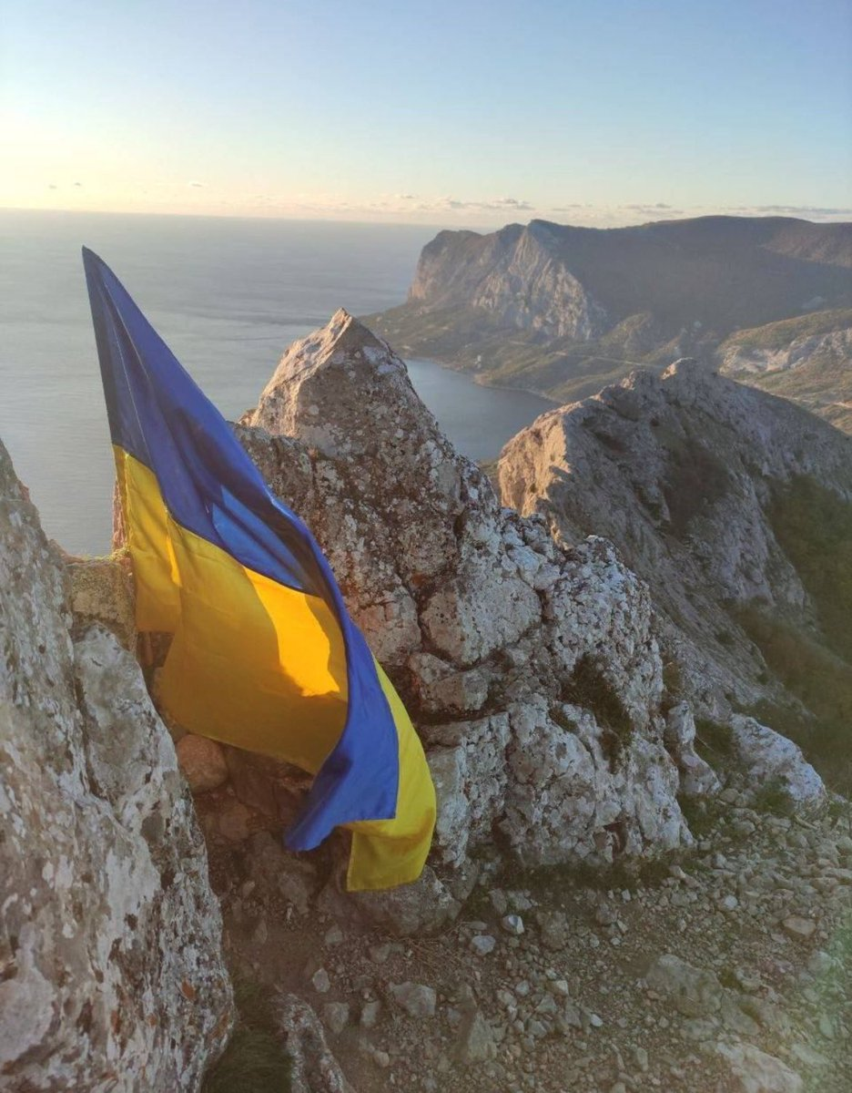 今天，在克里米亚塞瓦斯托波尔附近，<em>游击队员</em>升起了乌克兰国旗。