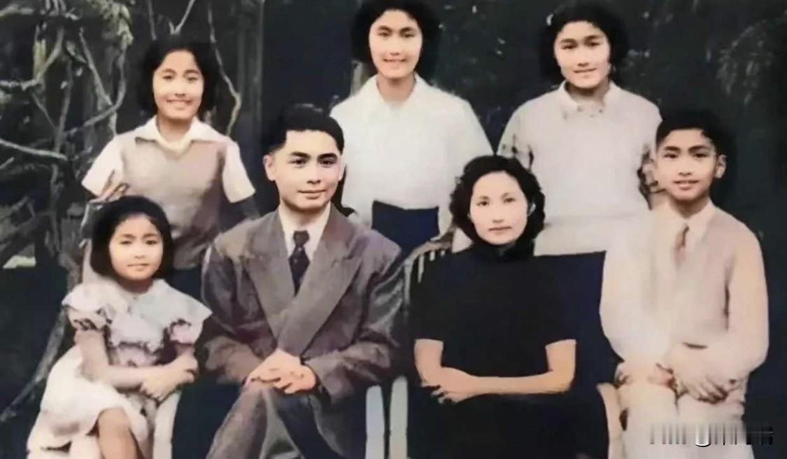 这张照片是1948年荣毅仁一家在上海寓所拍摄的全家福，记录了荣氏家族在社会剧变前