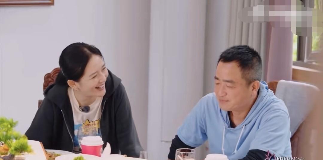 谢娜的二哥火急火燎的给谢娜说：“我上热搜了。就那天咱俩在河边散步，上热搜了。”