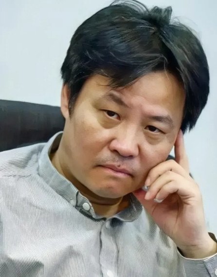 余华说：“低层次的家庭里，人的脑子里装的大部分是犟，常常因为一句话就闹翻天。”