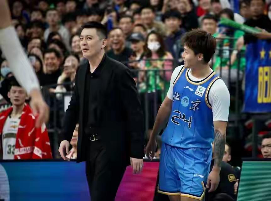 杨鸣这样的教练，真的就应该“终生禁赛”，他在比赛场上的表演太难看了……！裁判