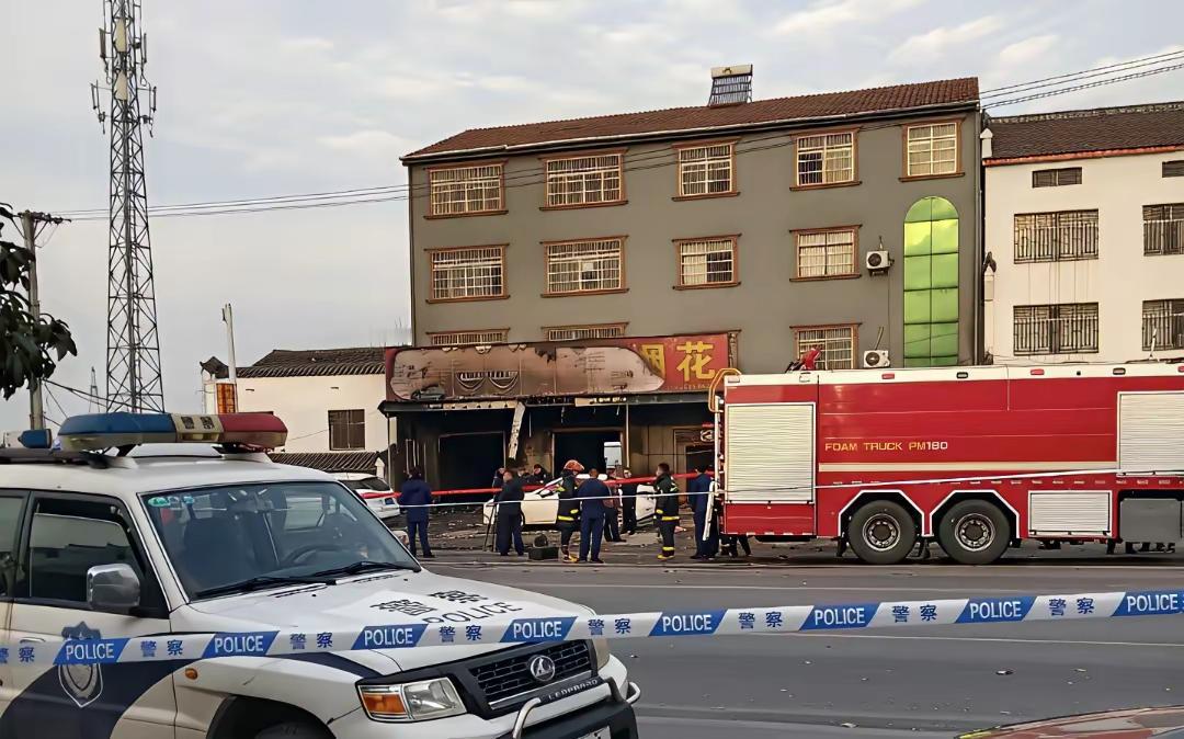 坚决支持禁放鞭炮烟花，烟花爆竹既可以增加喜庆气氛也可以带来不幸，还有一个最大的问