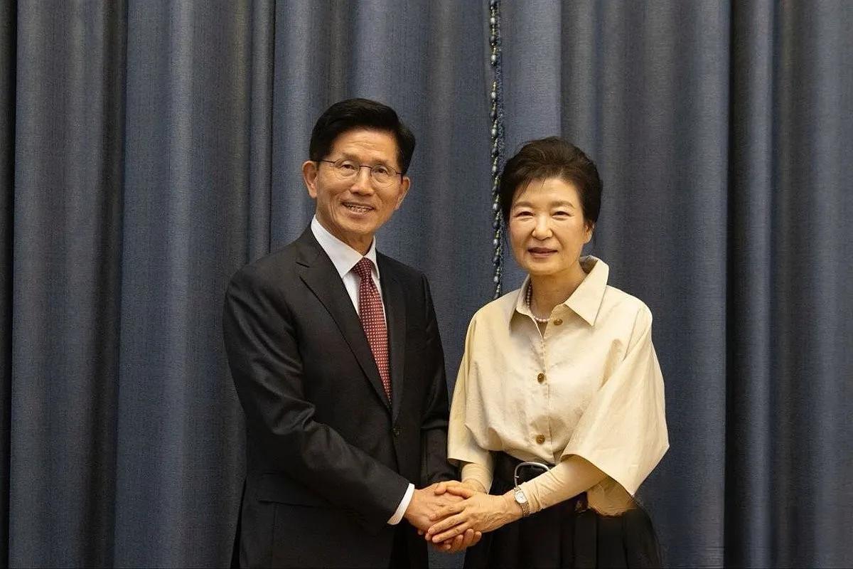 似曾相识的一幕再次出现。决战时刻，国民力量又想起了朴家24日金文洙找朴槿惠取