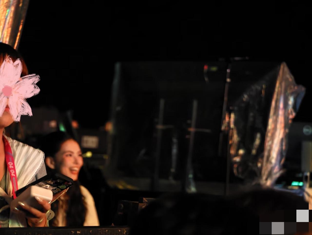 昆凌还是那么爱笑，已经是第2场了！4月4日晚上，周杰伦的杭州演唱会第2场，昆