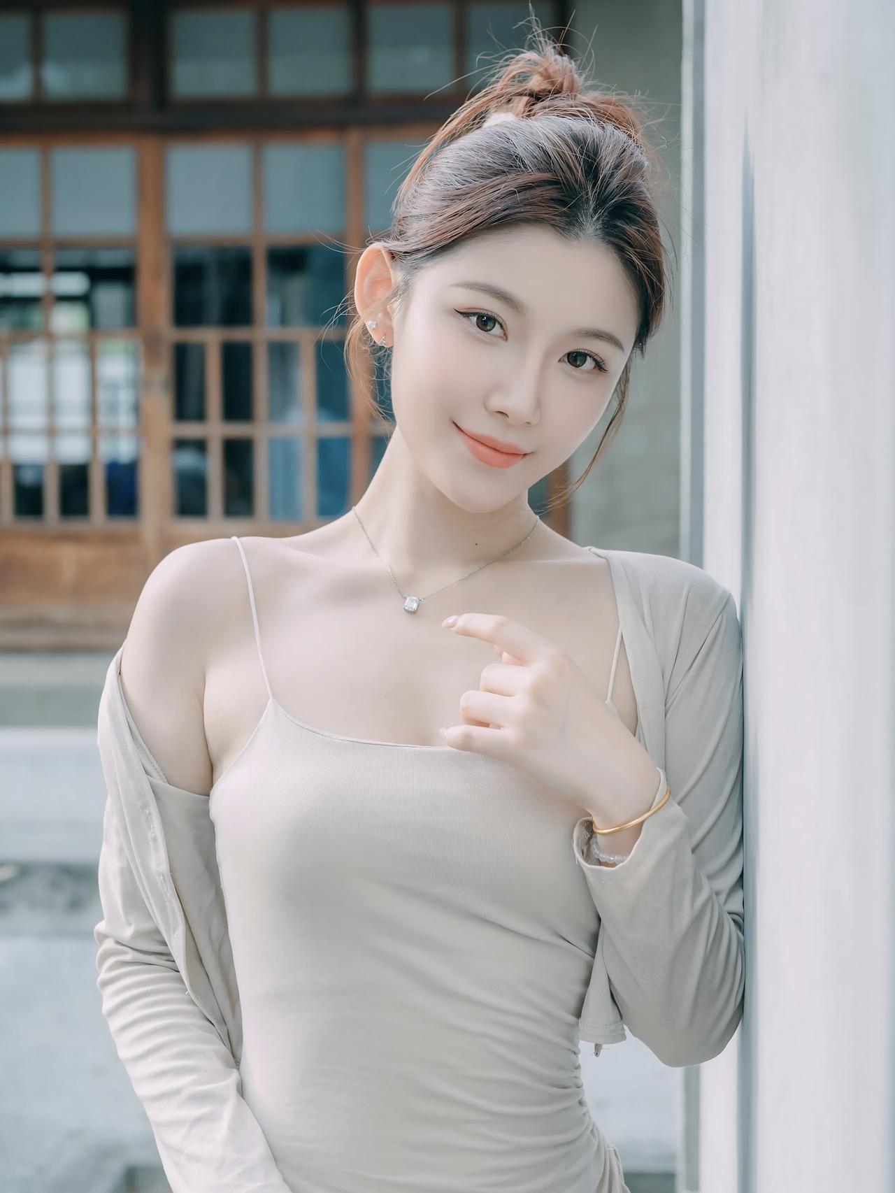 真心话茶局优雅少女浅笑盈盈，自然光下尽显阴柔之美！