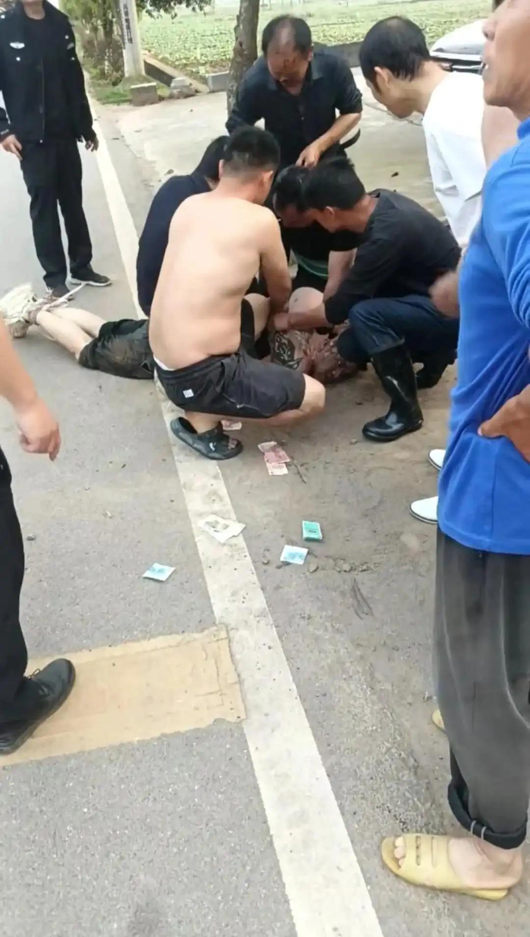 4月28日媒体报道，湖南一村庄突遭惊魂时刻：纹身男子情绪失控，赤裸上身冲入民宅殴