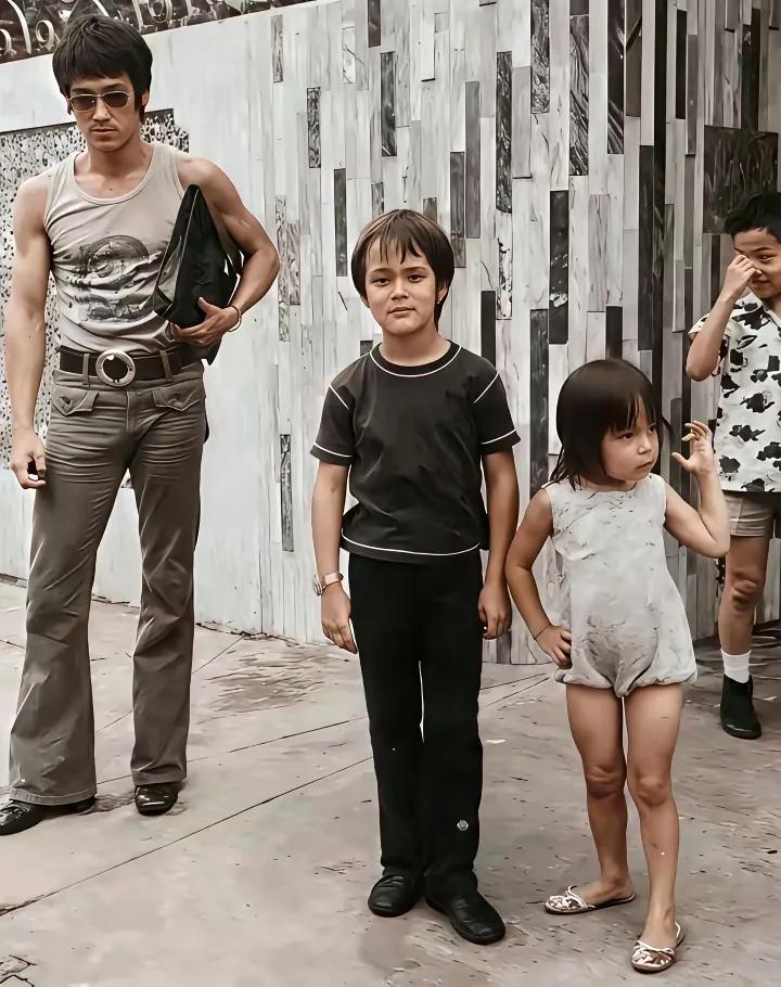 看到这张70年代李小龙带儿子、女儿溜达的照片，感觉画面好温馨。那时的他没有舞台上