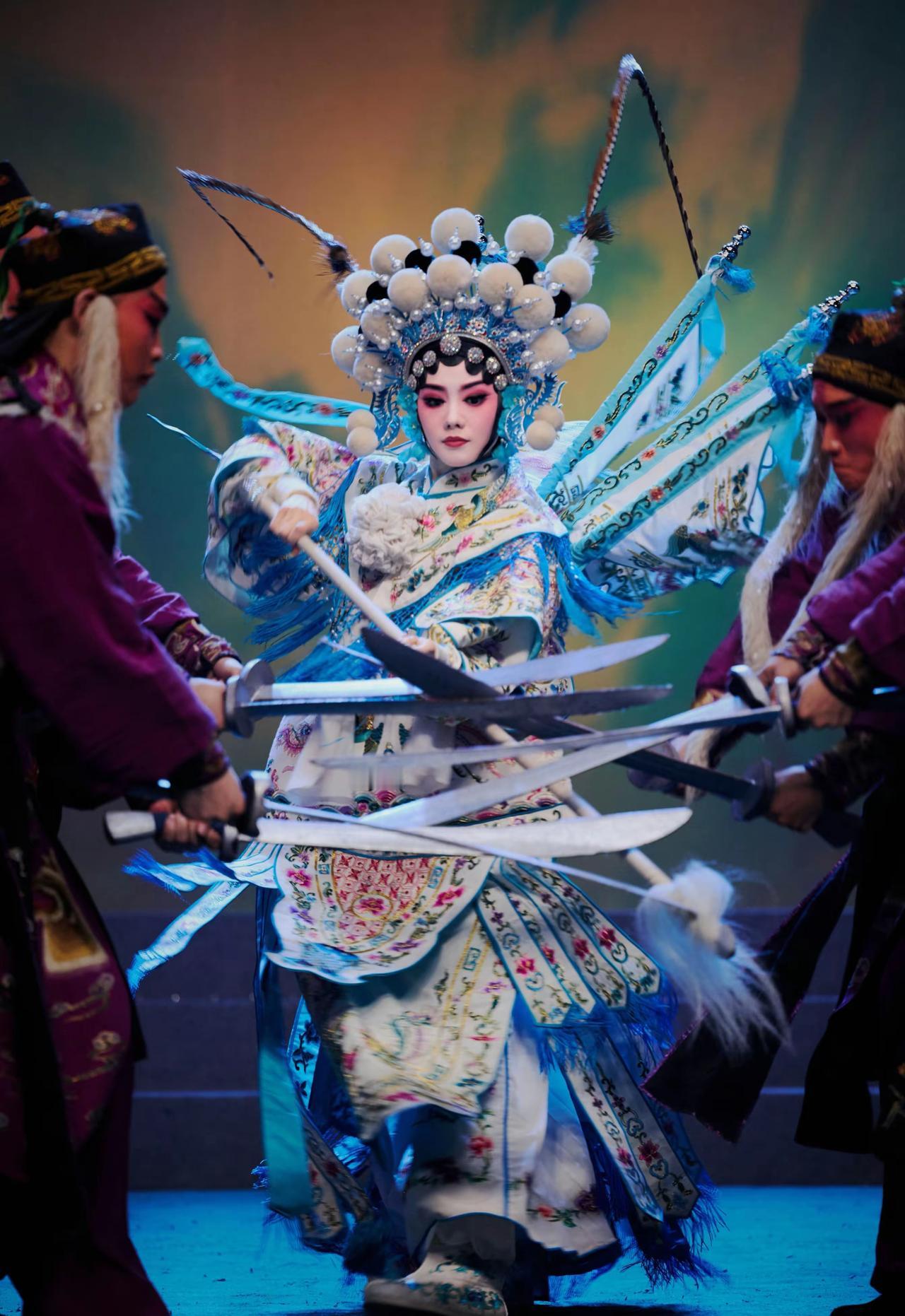 所以，为啥人气、演技、年龄都有了的杨紫却没拿到过视后？考虑到赵丽颖凭借《风吹