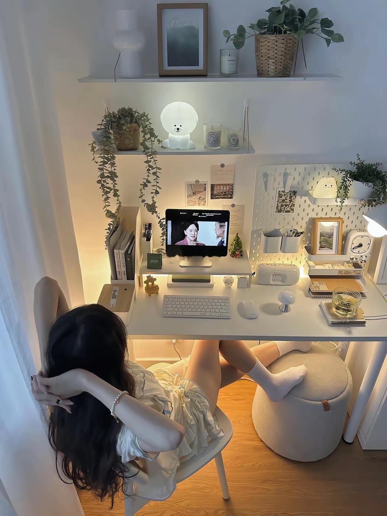 收拾完书桌的瞬间太治愈了，干净的桌面和手边的书，就是我最踏实的小天地。