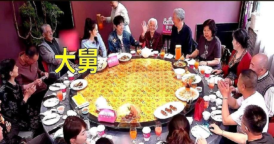 董璇再婚了，没婚纱，没司仪，没直播，就一桌家常菜，锅里炖着速冻丸子。她不演了。